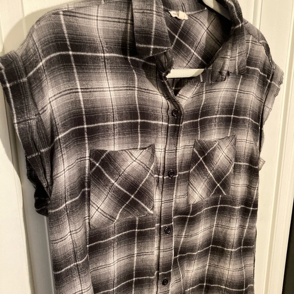 Gray Black Plaid Button Down Short Sleeve Womens Small Shirt Top Crème ModCloth - Picture 3 of 9